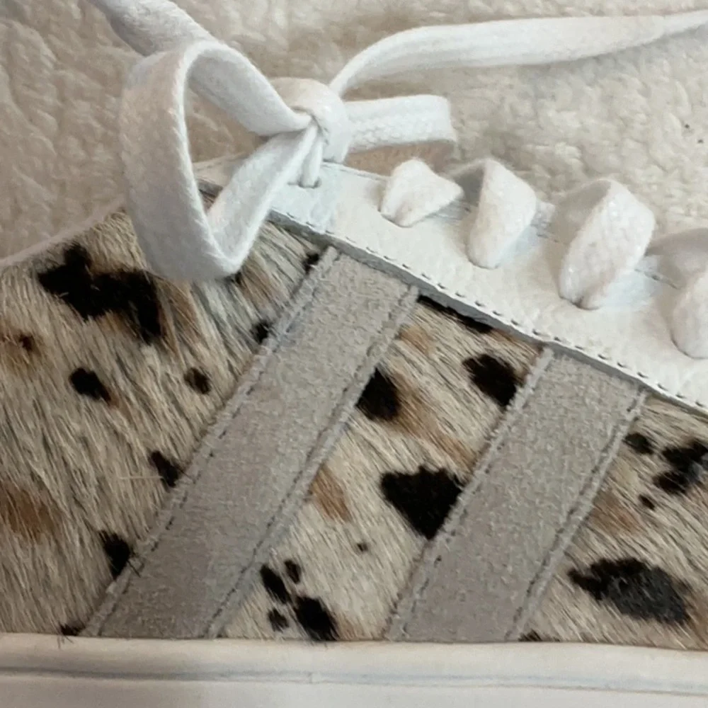 NWOT Kaanas White Leather Sneakers w/ Cheetah Print Fur